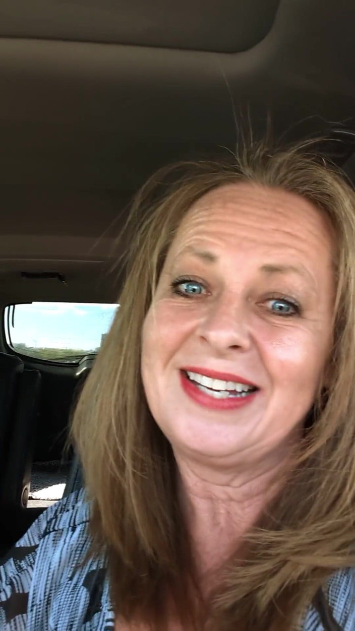 Little Linda: Tante paling hot yang pernah ada - masterbasi di lapangan parkir...