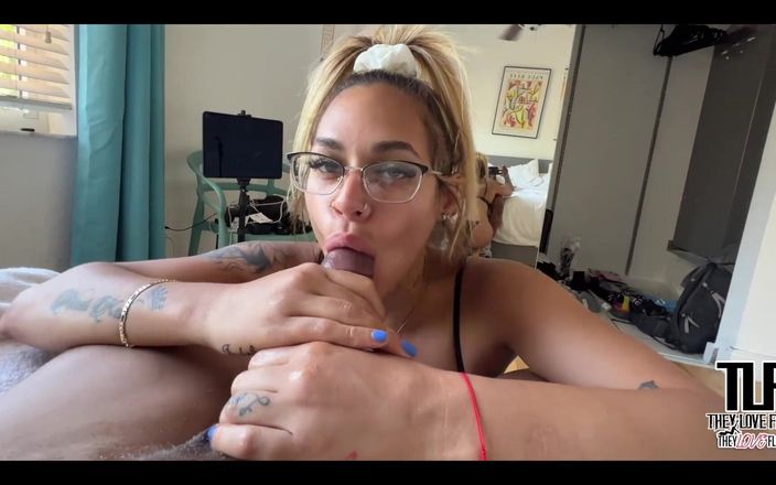 THEYLOVEFLAXK: 戴眼镜的可爱拉丁女郎获得大量