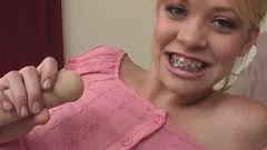 Leah luv si gadis remaja rambut pirang dengan tubuh mungil lagi asik nyepong kontol besar sampai dicrot di muka - pov