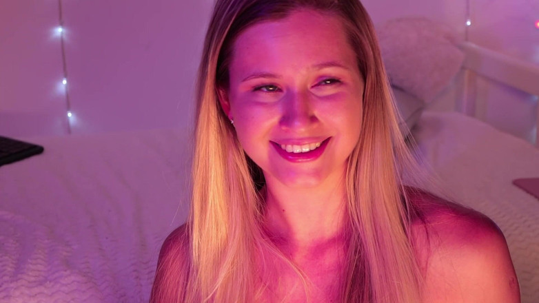 Stella Cardo: Chcete vidět tuto šťavnatou kundičku co nejbližší?