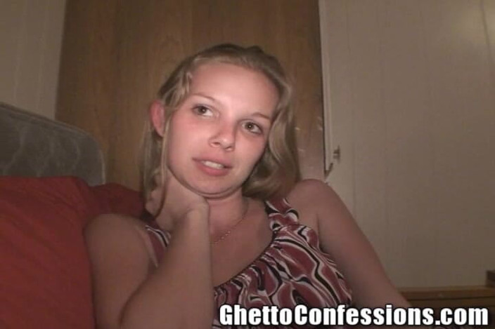 Ghetto Confessions: jhoolte bobiz sunahre baalon vaali smaili larki land ko choosti...