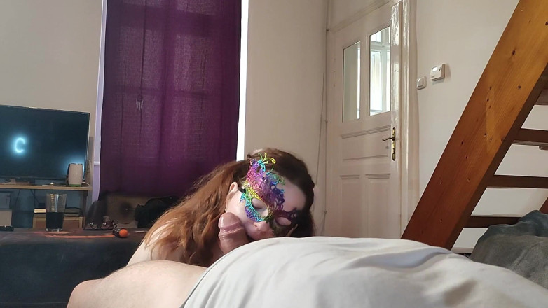 Bella Subslut: Lambendo e chupando o pau e as bolas do Padrasto...
