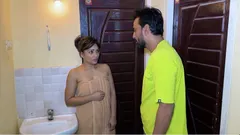Người hầu đột nhiên nhìn thấy cô chủ trong chiếc khăn