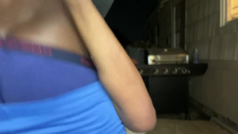 Fijii pornbox: Aku dientot gaya doggy habis-habisan sama adik tiriku di luar...