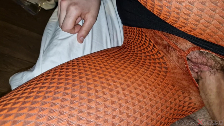 Nylon Xtreme: Vedere la persoana 1 cu Elena Clark- Futai în ciorapi portocalii