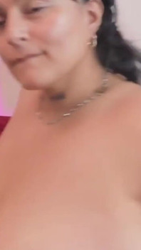 Țâțele mele mari și fundul gras se fut cu un vibrator când sunt singură acasă
