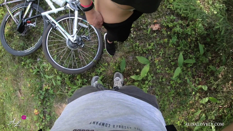 Alisa Lovely: Paseo en bicicleta y mamada en el bosque! ¿Qué podría ser...