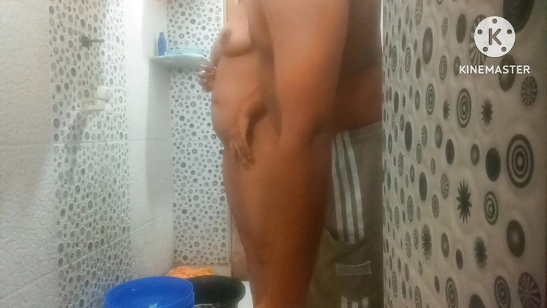 Oldage12: Desi tante badezimmer-sex mit dicken möpsen und dickem arsch