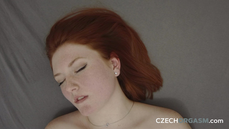 Czech Orgasm: เซอร์ไพรส์แสงอาทิตย์ของสาวผมบลอนด์ผอม 117 เช็ก - สนุกด้วยเท้าและมือของเธอ