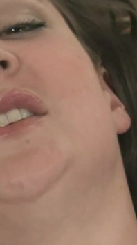 Geile brünette MILF befriedigt sich mit einem vibrator