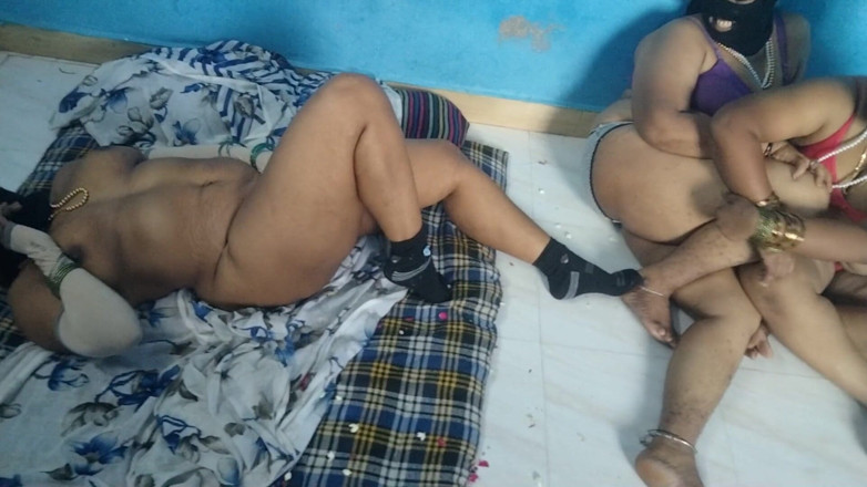 Tamil lesbian: तीन लेस्बियन हॉट बात कर रही हैं और स्तन चूस रही हैं