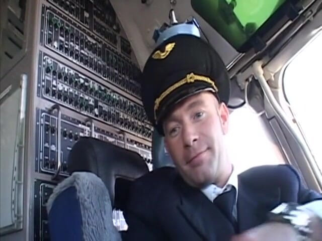 Cumming Soon: Randy pilot hladí sexy brunetku v kokpitu