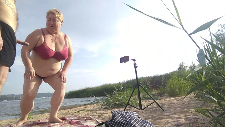 Zona901: Blowjob and cum in mouth on a beach
