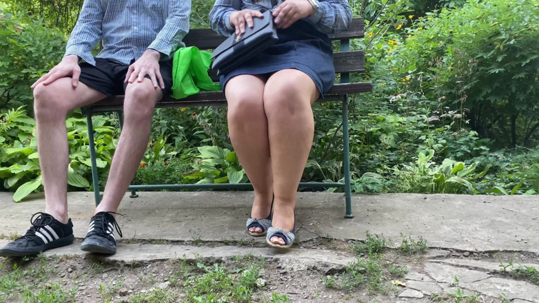 OurFetishLife: Мілфа незабутній фонтан сечі на відкритому повітрі дозволяє пасинку взяти її брудні м'які трусики