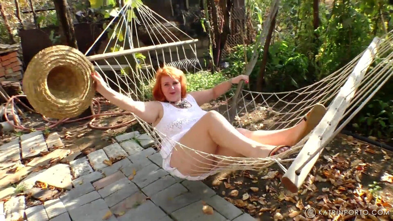 Katrin Porto: Pizda păroasă a femeii mari și frumoase se pișă și ejaculează