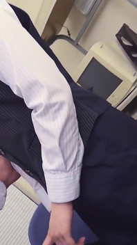Une secrétaire japonaise suce son patron avant de se satisfaire
