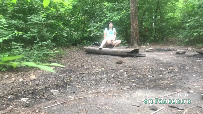 Zetration: Ona cieszy swoją cipkę słodką brunetką w lesie, a ja...