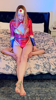Mujer maravilla sentada en la cara de la diosa Liz Tbq0016
