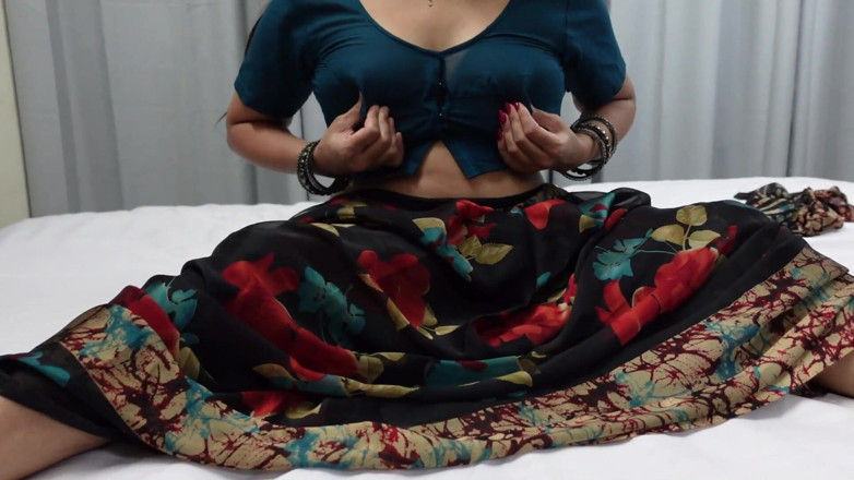 CurvyCumCouple69: Hintli ateşli seksi yenge amcık orgazmını parmaklıyor