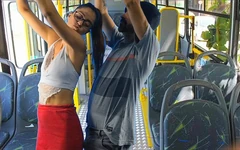 Studentka v městském autobuse