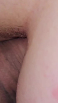 Sex anal și pulă grasă (orgasm feminin și spermă în anal) Ea se pișă de la un orgasm puternic