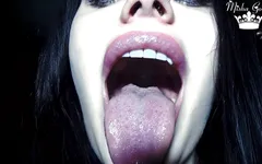 Éjaculation dans la gorge d’une sorcière sexy et avalage, fétiche !