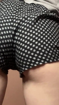 Arsch-twerking in Kurzen Shorts