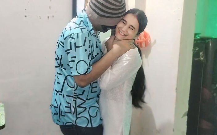 NAASRIN KHAN: प्लंबर पैसे के बजाय मेरी चूत ले गया