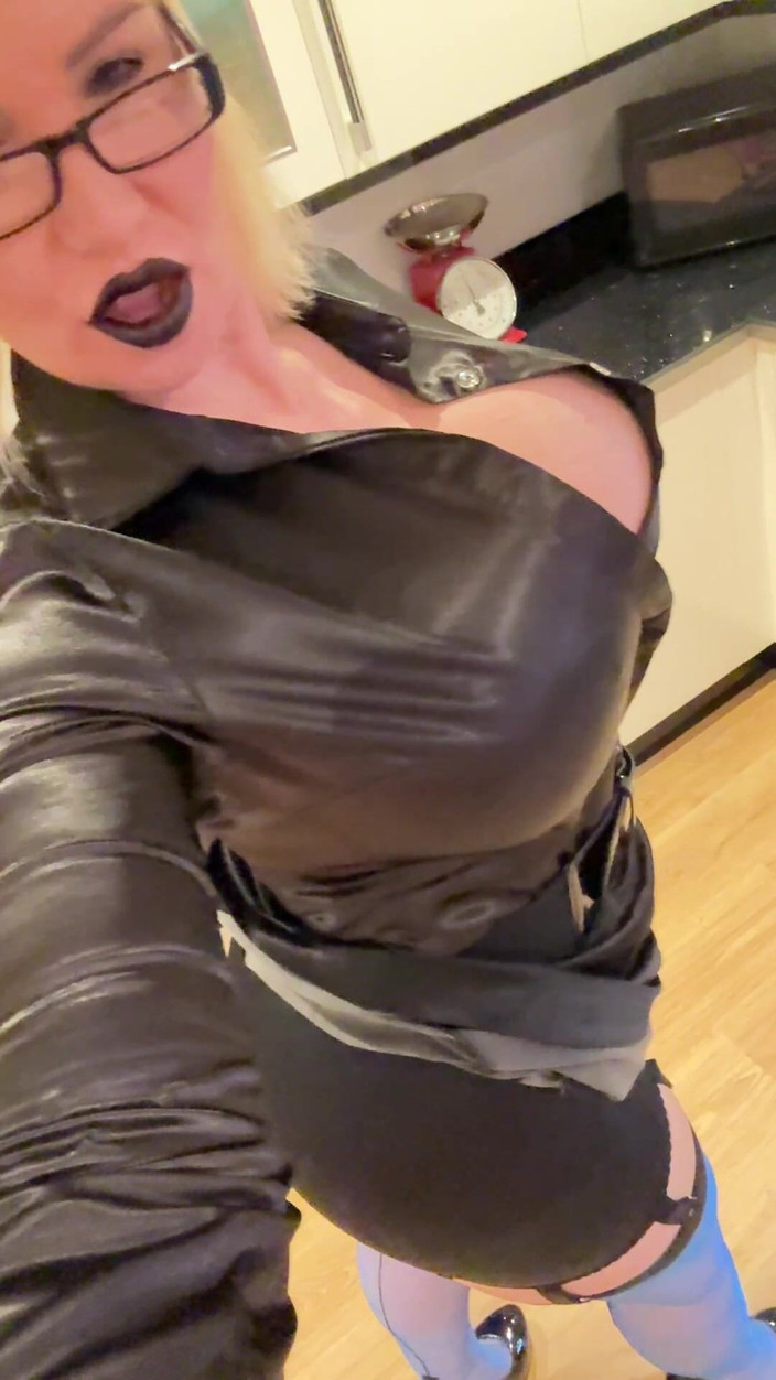 Sophie James: La padrona con il rossetto nero adorazione delle tette enormi...