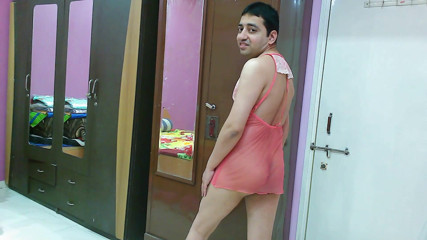 Cute & Nude Crossdresser: 복숭아 핑크 디자이너 란제리를 입은 섹시한 계집애 크로스드레서 펨보이 달콤한 롤리팝.