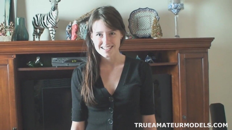 True Amateur Models: Drobná prsatá 18letá amatérská teenagerka modeluje nahá a ukazuje její chlupatý...