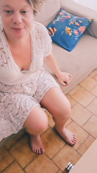 Elle a Pas De Culotte. Et Oui J'aime Me Balader Sans Culotte Le Vent Frais Qui Rafraichit Ma Chatte Humide