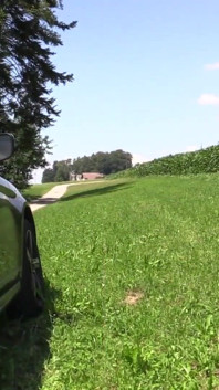 Amanda wird im auto heiß und bläst ihren schwanz