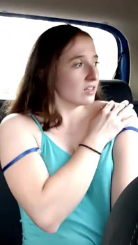 Călătoria mea cu taxiul îmi expun țâțele și mă ating