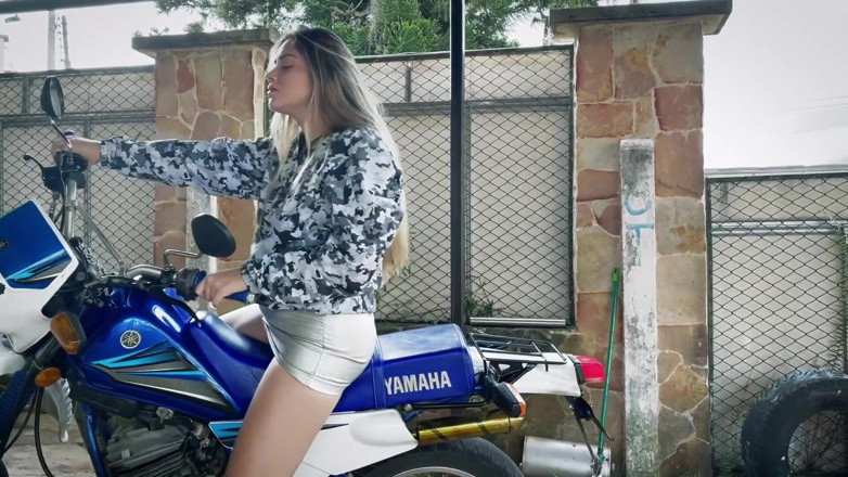 Sara Blonde: Amante delle moto parte 1