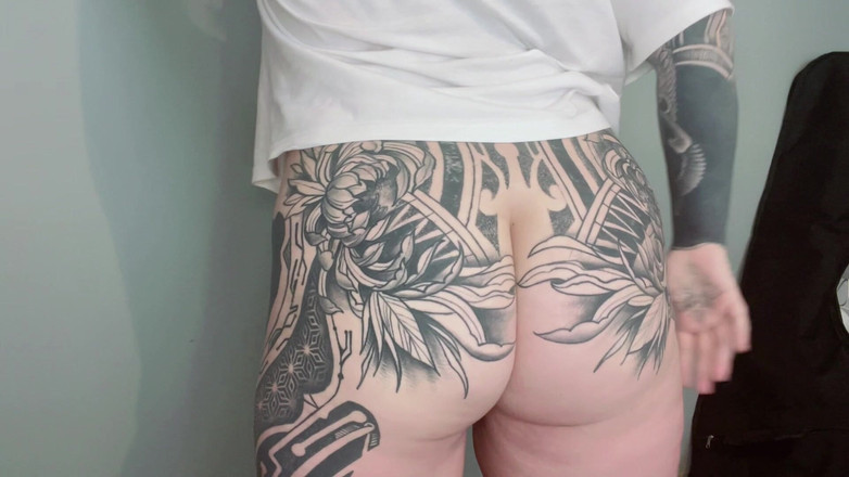 Miss Valentina: タトゥー入りの尻崇拝