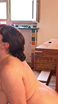 I Let a Stranger from The Beach Take Me to My Airbnb and Fuck Me Hard Till He Creampies Me in Front of My Hubby (parte 2)
