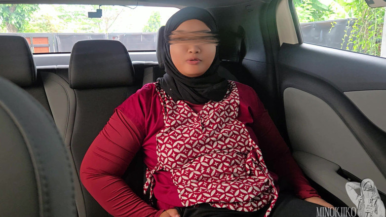 Minokiiko: Disperato asiatico hijabi mussulmano operaio dell'ufficio lotta con taxi Bill,...