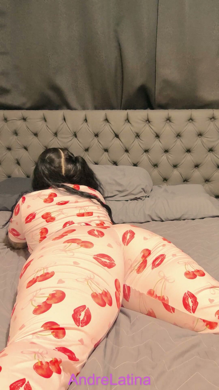 Gatita latina: She Can't Rest Without Being Satisfied