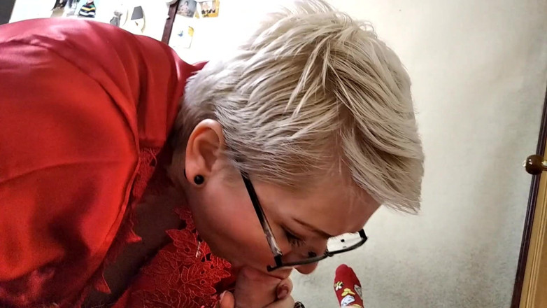 AimeeParadise: Zeiță curvă matură în lenjerie roșie suge pula și se fute pe îndelete......