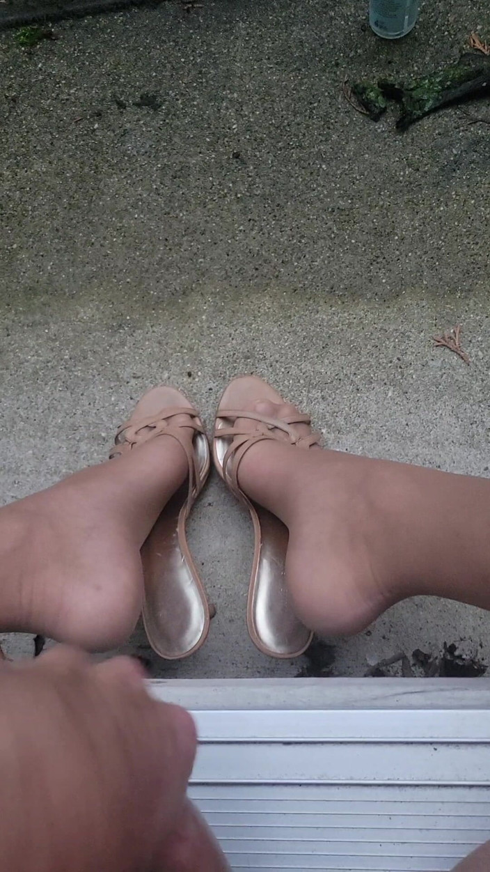 Feet Lover: 在外面的脚上射精