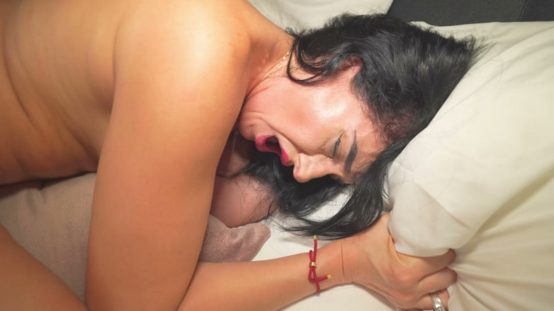 StellaOsorio: 美しいMILFが太いペニスで激しく跳ねる