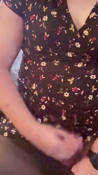 Fată trans într-o rochie scurtă și ciorapi care se masturbează