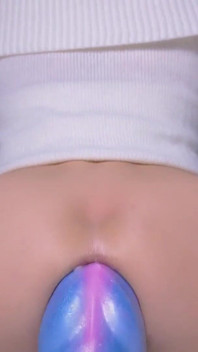 새 딜도를 경험하는 펨보이 엉덩이