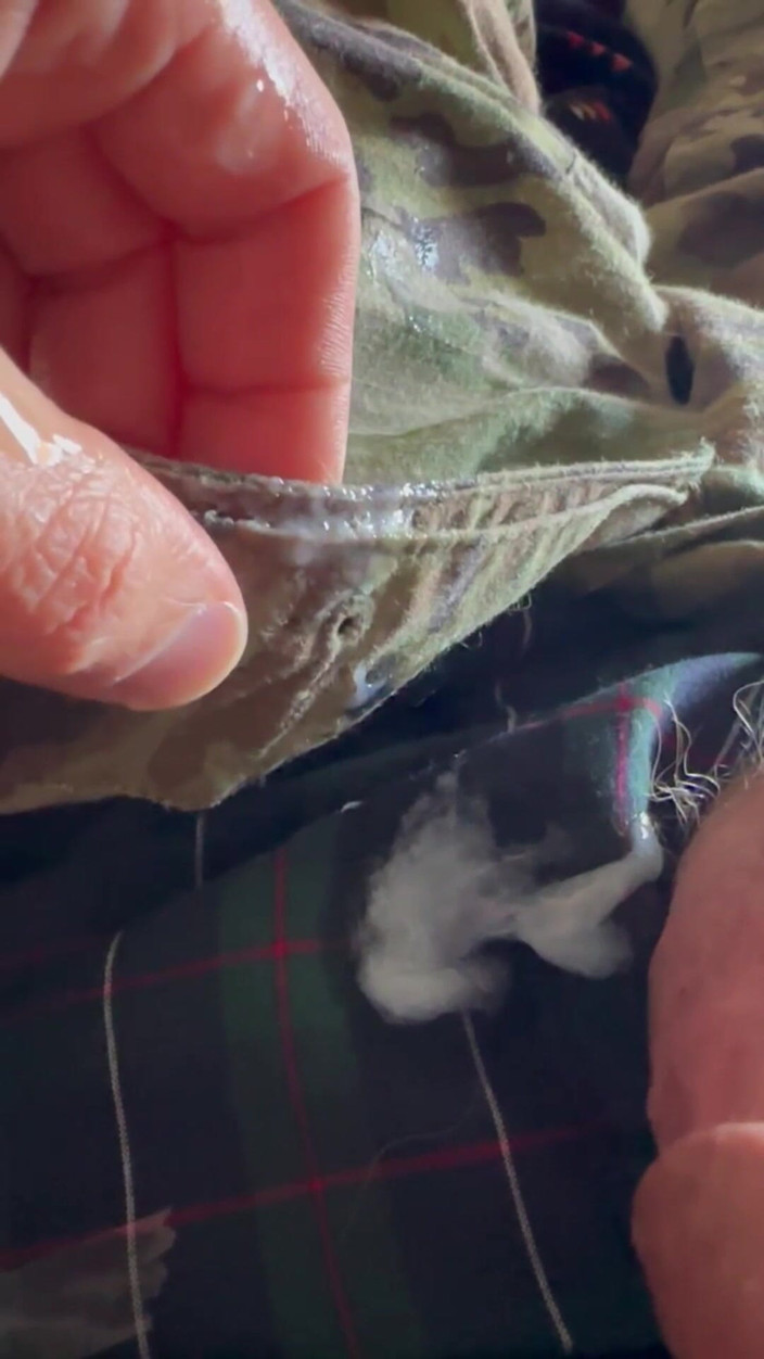 Gay Soldier Stuff: Армійський солдат дрочить у деяких картатих шортах боксера під його уніформою з 2 пострілами сперми!