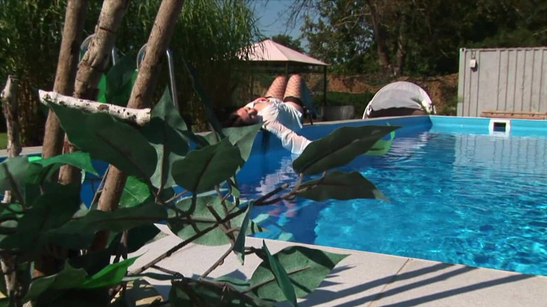 Lydia Privat: Sám a nadržený v hotelovém bazénu