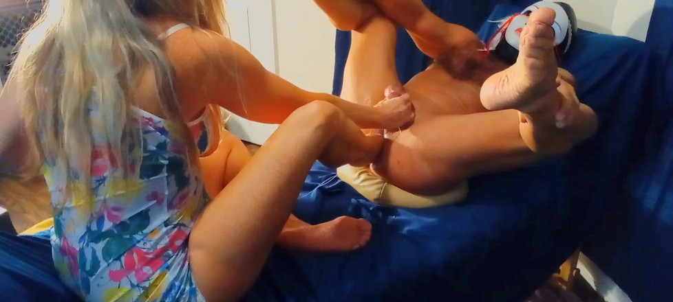 Peggingprincess: Henjutan kaki dengan pepek basah panasnya