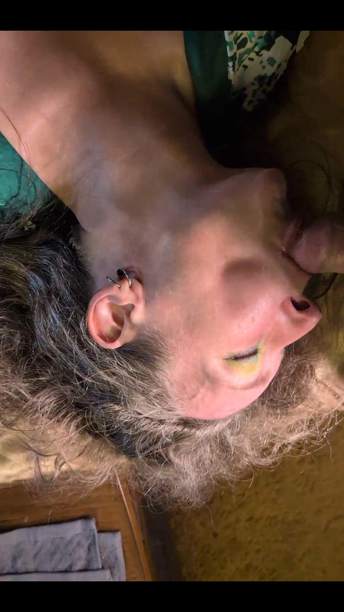 Elaras Pan: 吮吸我的鸡巴，而她则用她的震动棒达到高潮