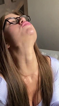 ふしだらな女は一度に2本のペニスを夢見る