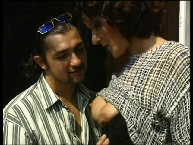 Lucky Cooch: Cachonda milf puta ama la mano en su vagina